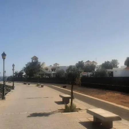 Apartment- Sleeps4- Pool- Garden דירה קלטה דה פוסטה